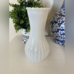 Vintage Large Ribbed Milk Glass Flower Bouquet Vase 9”x5”